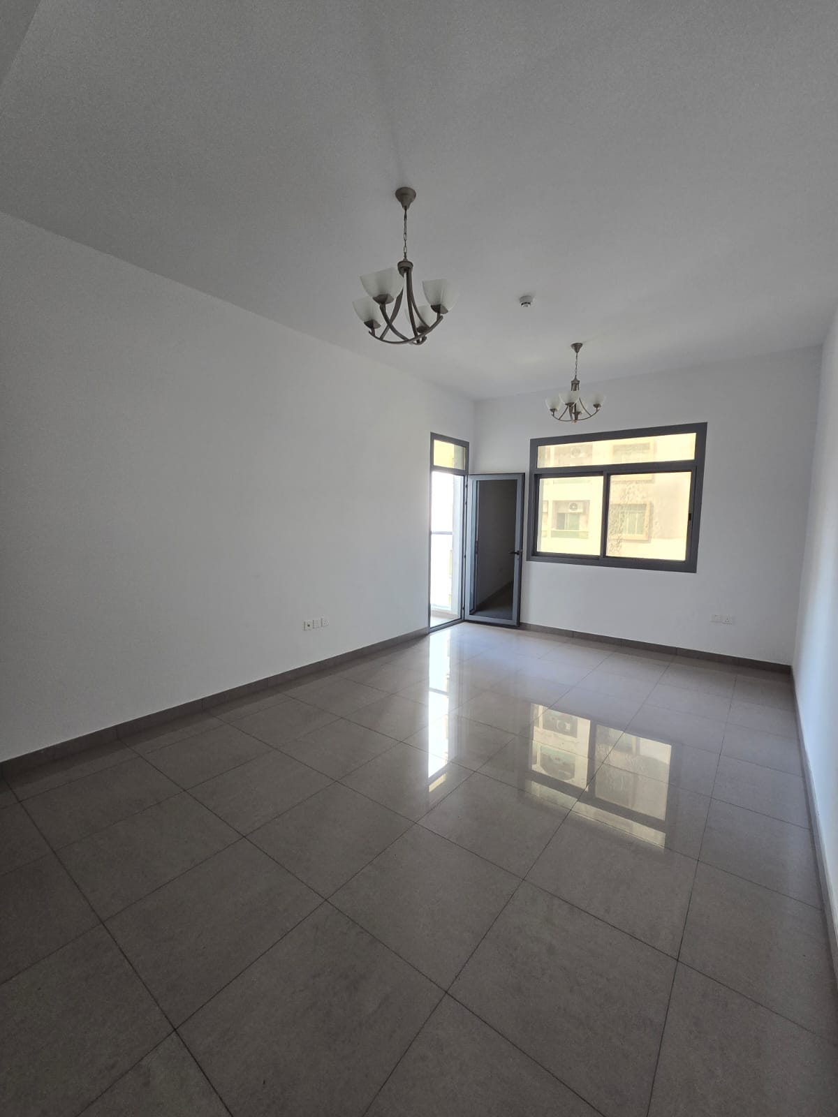 Beautiful apartments, second occupancy, two bedrooms and a living room, central air conditioning, built-in wardrobes, regular maintenance by the owner