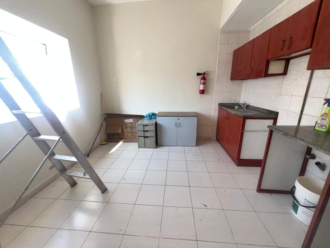 Lavish studio good building near muwailah bus stop rent 21k