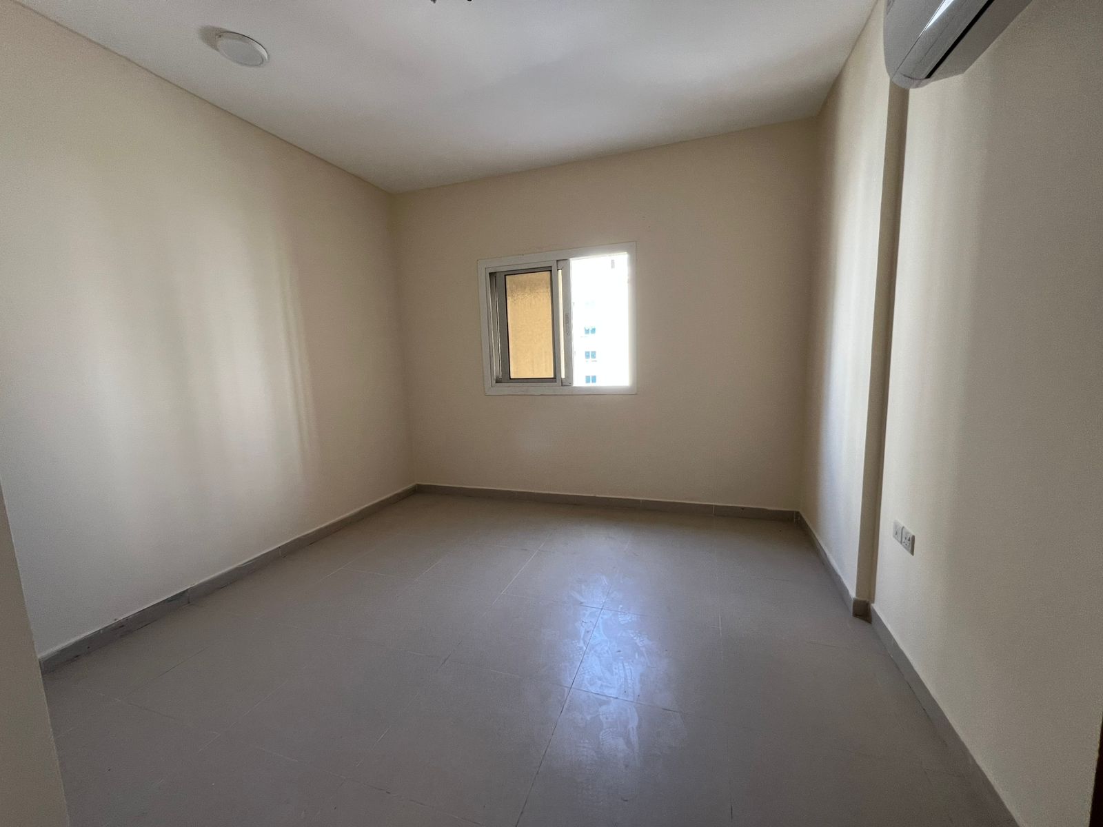 Split AC / open view / large spaces / free maintenance / close to all central services / easy access to Dubai exit