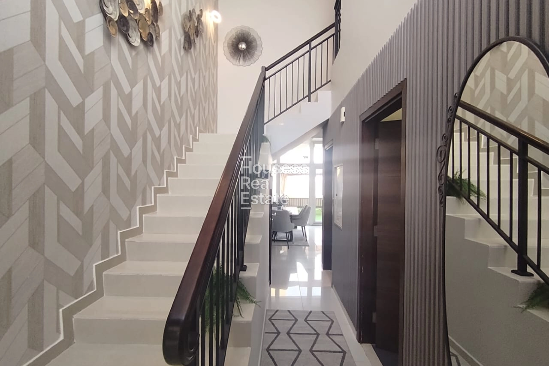 SPACIOUS SINGLE ROW | LUXURY FURNISHED | VACANT