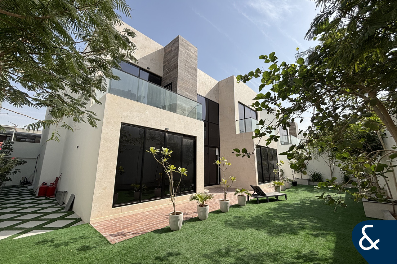 Closed Garage | Modern Design | Large Layout