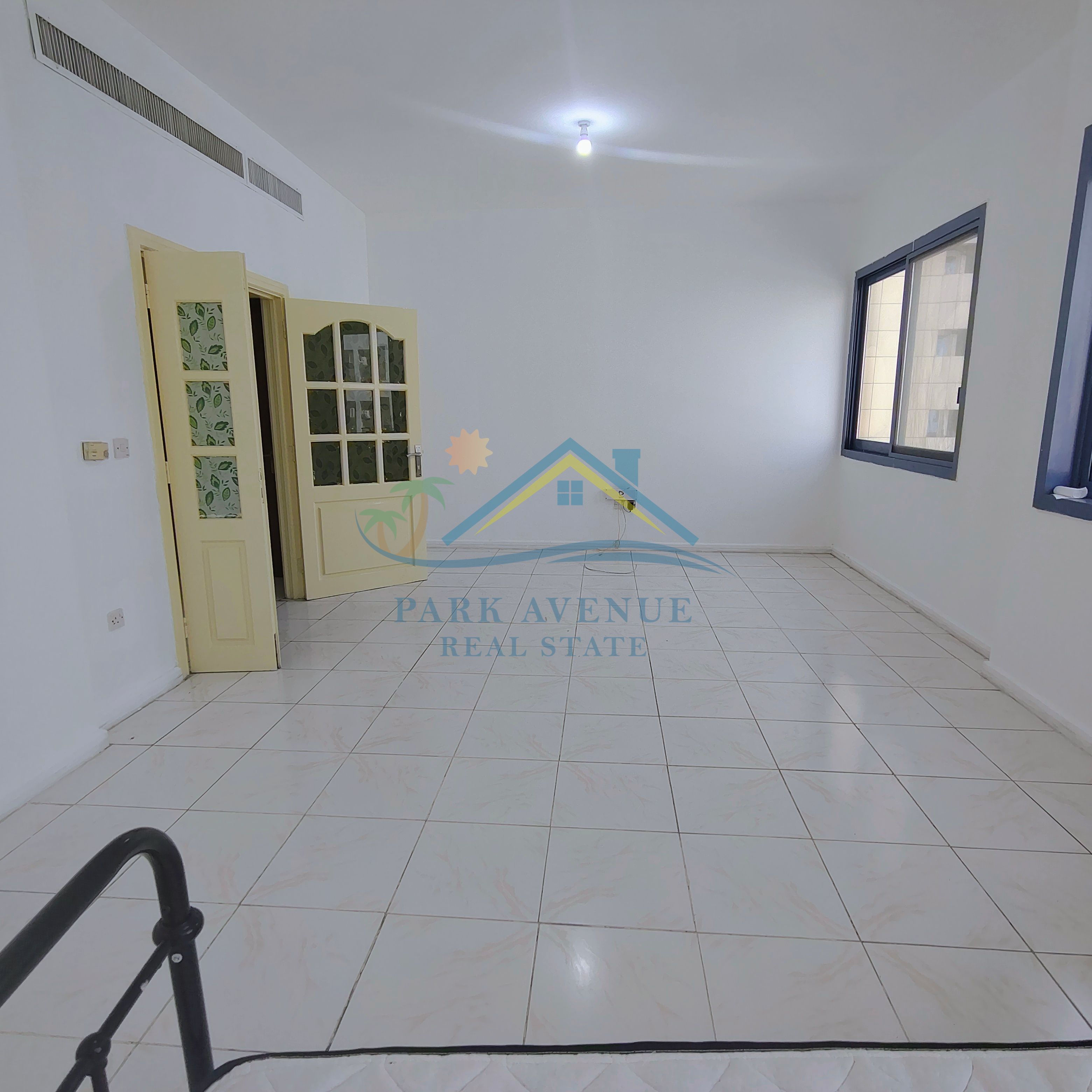 PRIME LOCATION 2BHK WITH BALCONY ,CLOSE KITCHEN