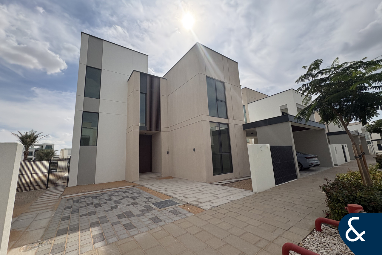 5 Beds I Available now I Backing Central Park
