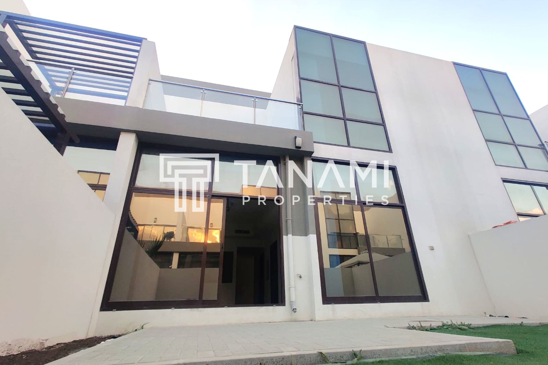 Middle Unit | Unfurnished | Modern Living