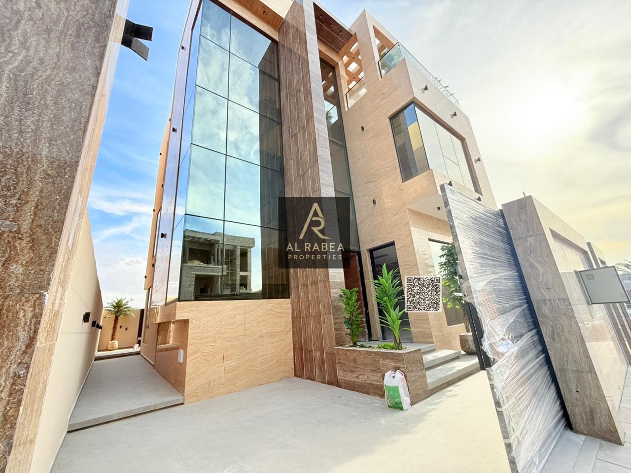 For sale: A very elegant and luxurious villa for those with discerning taste in Al Helio 2. Located on Mohammed Bin Zayed Road, with easy access to Du