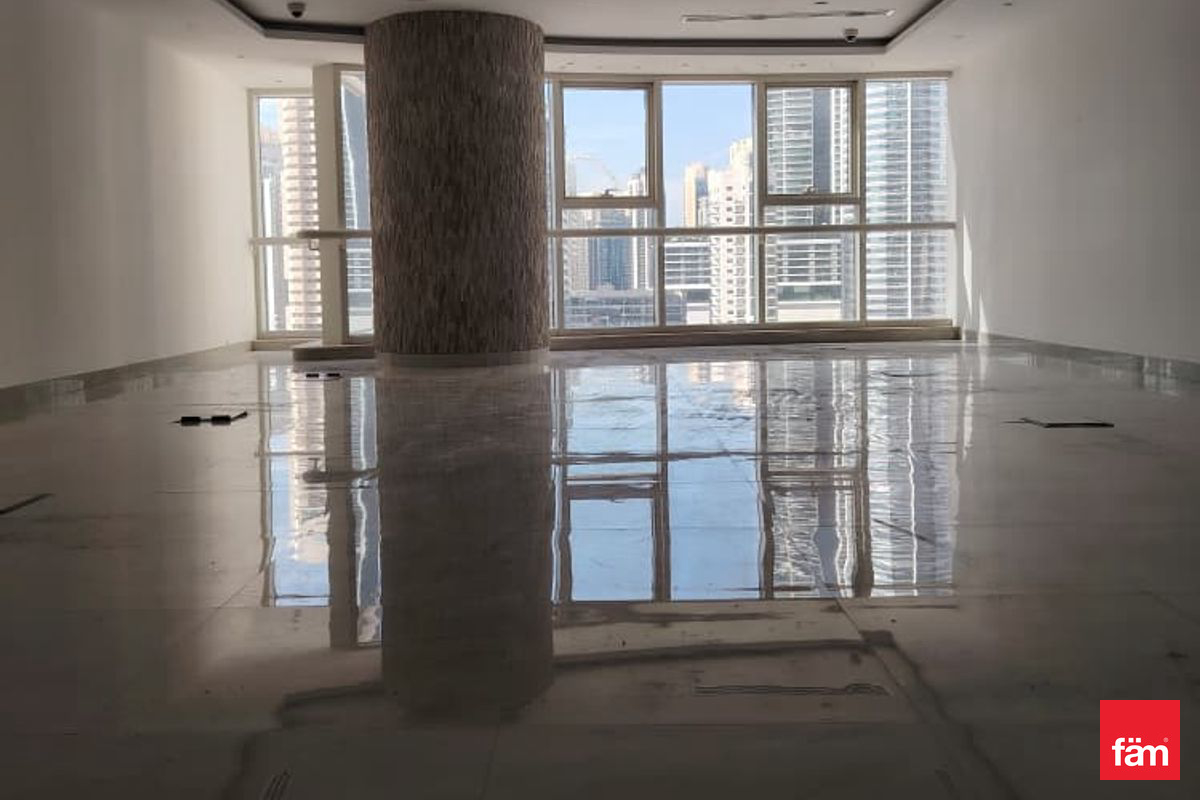 Customizable office unit with full amenities