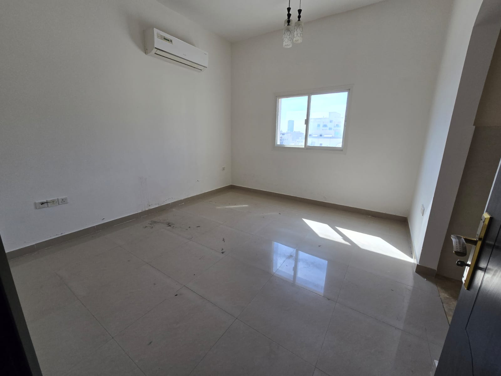 Studio apartment in Al Hamidiyah, near the courthouse, with split air conditioning and a separate kitchen.