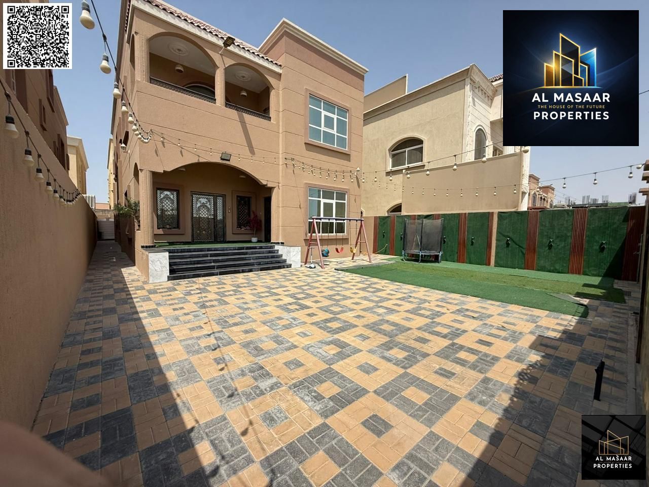 A practical and comfortable villa with 5 master bedrooms and 2 living rooms, in an excellent location on an asphalt road. The price includes electrici