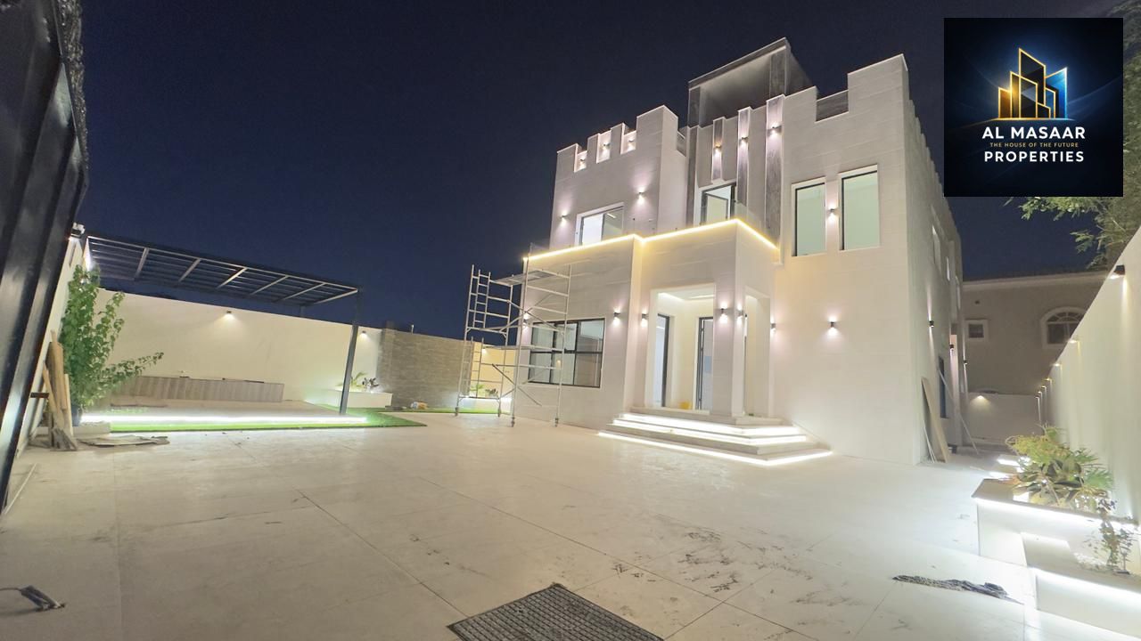For sale: a villa on the main street, close to amenities, with 5 rooms and a garden, price includes electricity, water, and air conditioning.