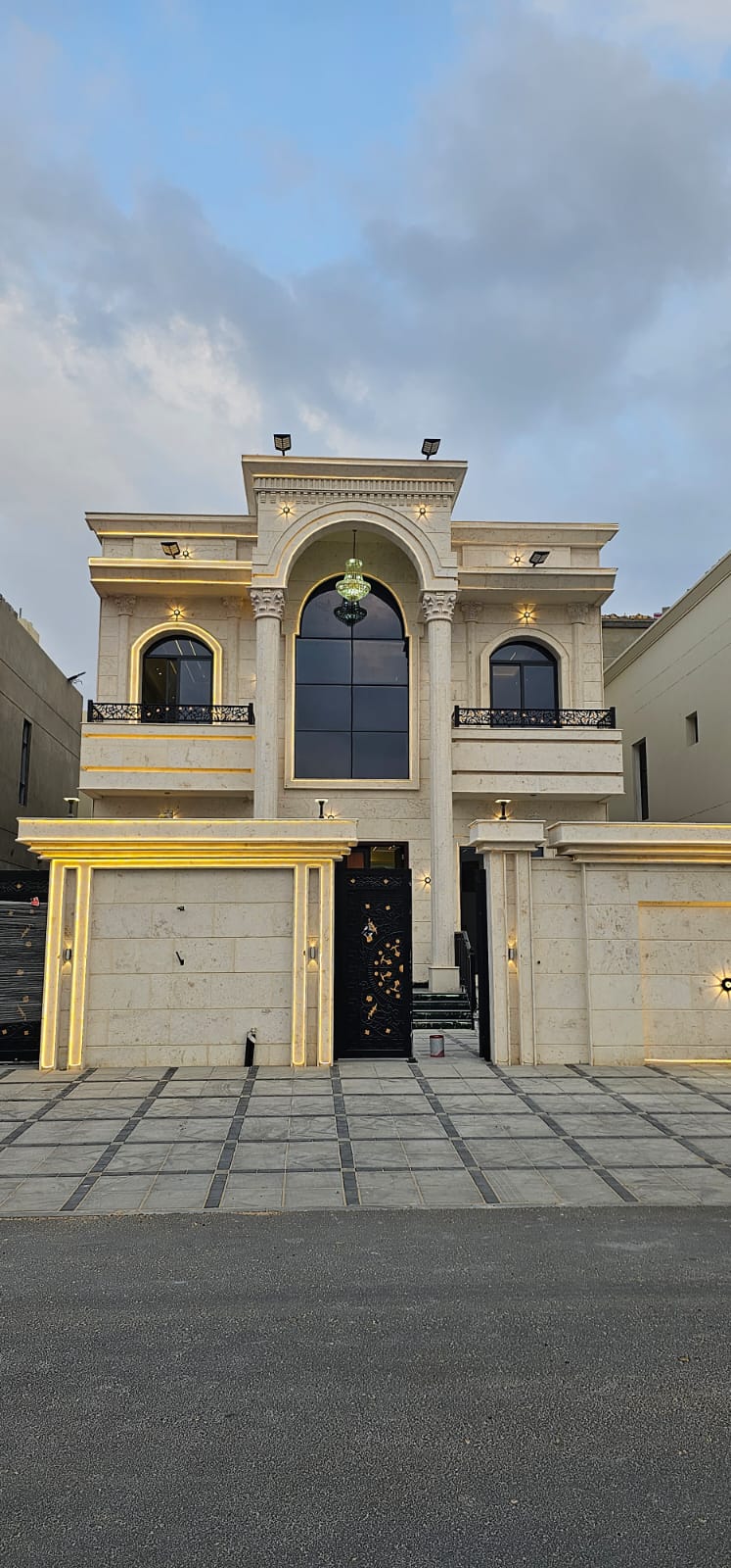 Luxurious 6 BR Villa in Al Helio 2 with Stunning Balcony