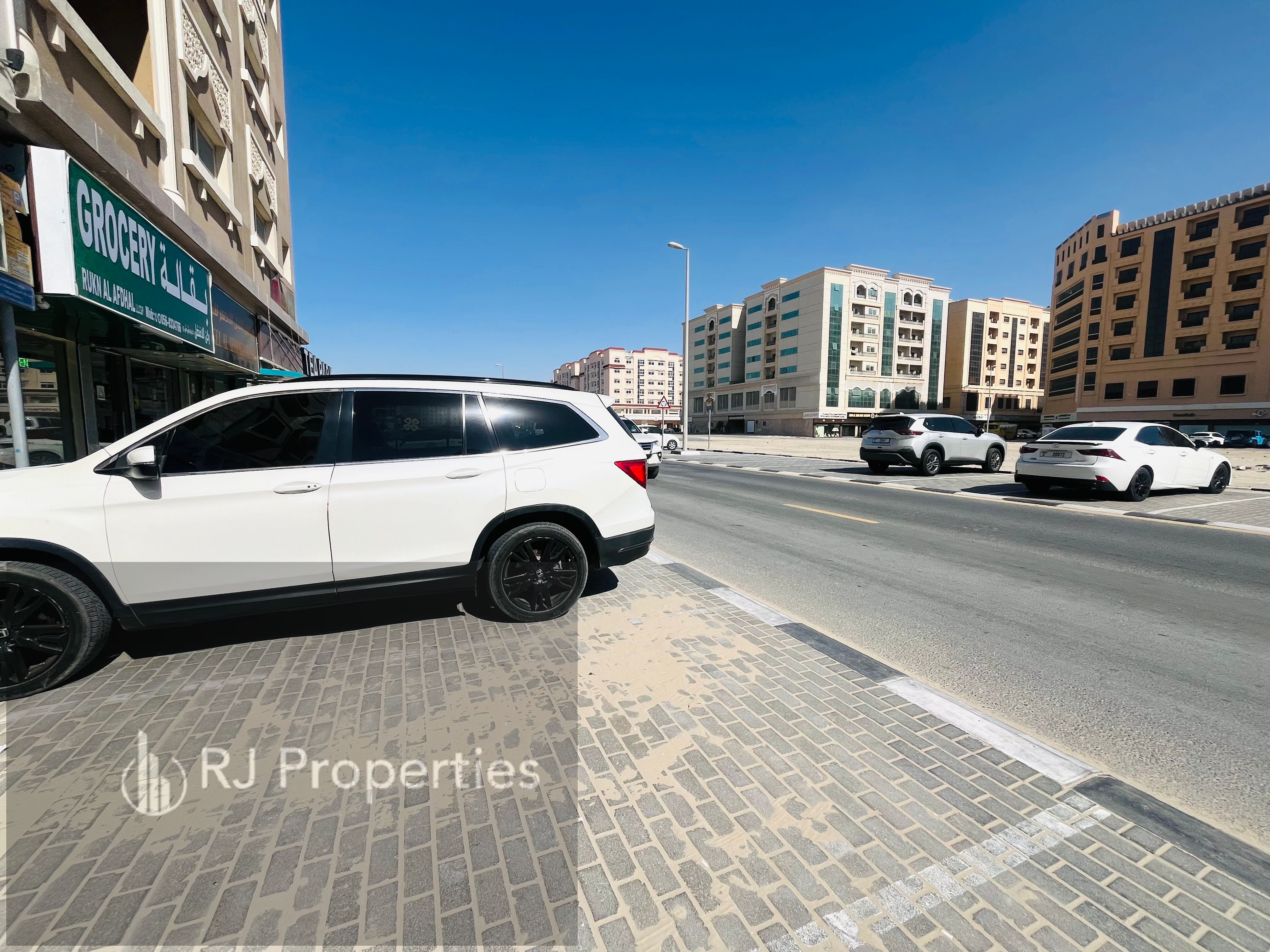 Luxury shop very prime location start your dream business just 45k