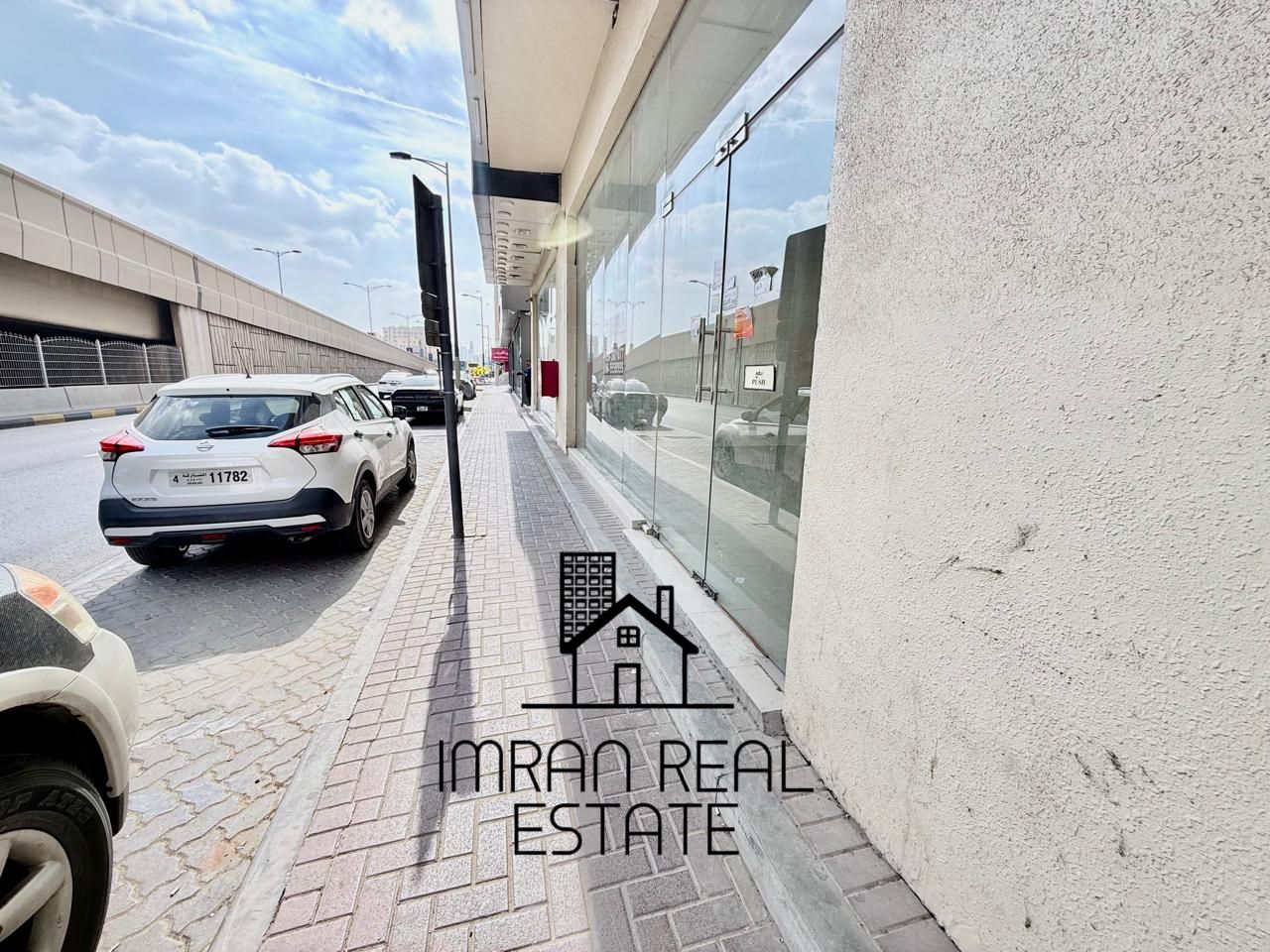 Speciouse shop main road good location
