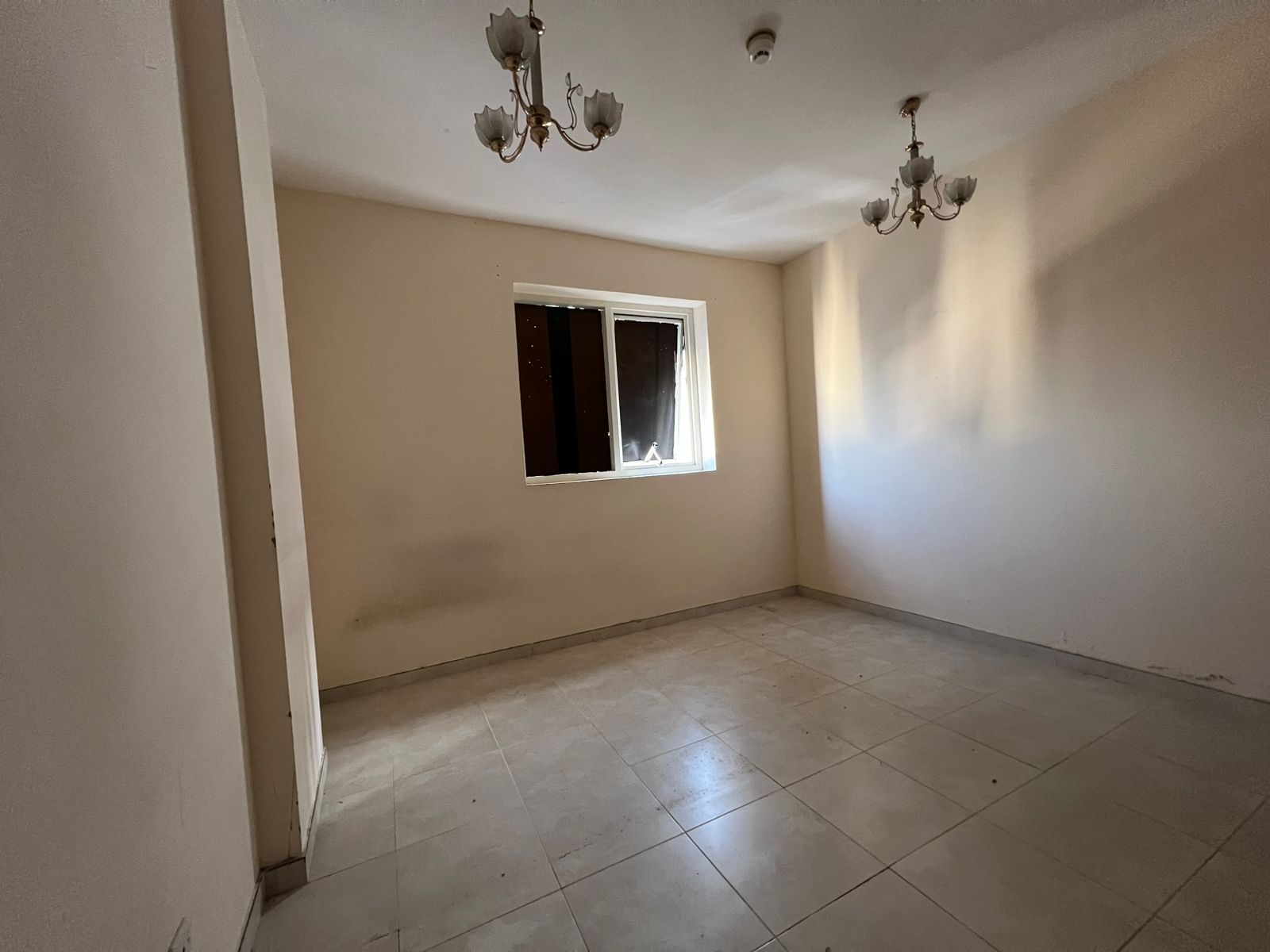 Beautiful one-bedroom apartment in Al Qulaya'a. Distinctive and elegant finishing. Close to the bus station. Spacious area + central air conditionin