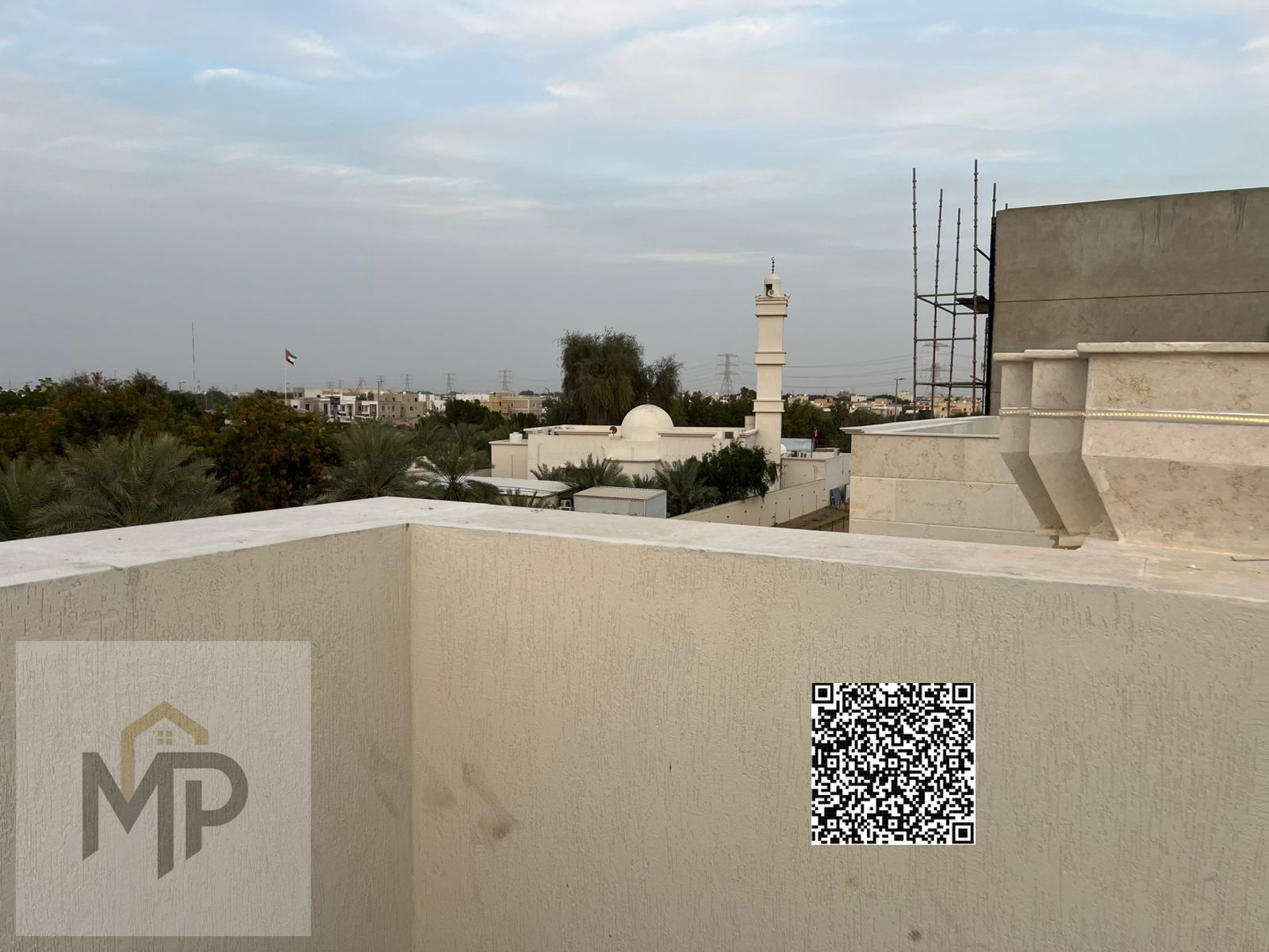 A distinctive villa close to all amenities and a mosque, with a private swimming pool. The price includes registration fees.