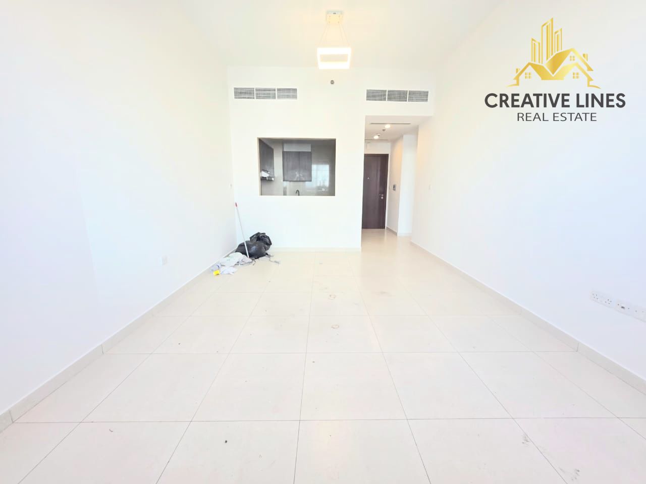 Stylish 2bhk// full amintaites// prime location near by pond park // ready to move