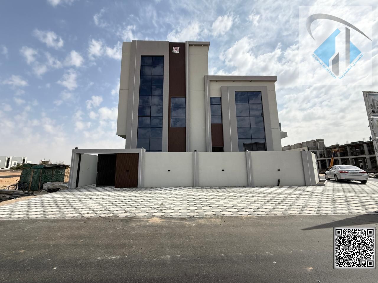 villa 3 floors prime location and super deluxe finish , price include fees and freehold