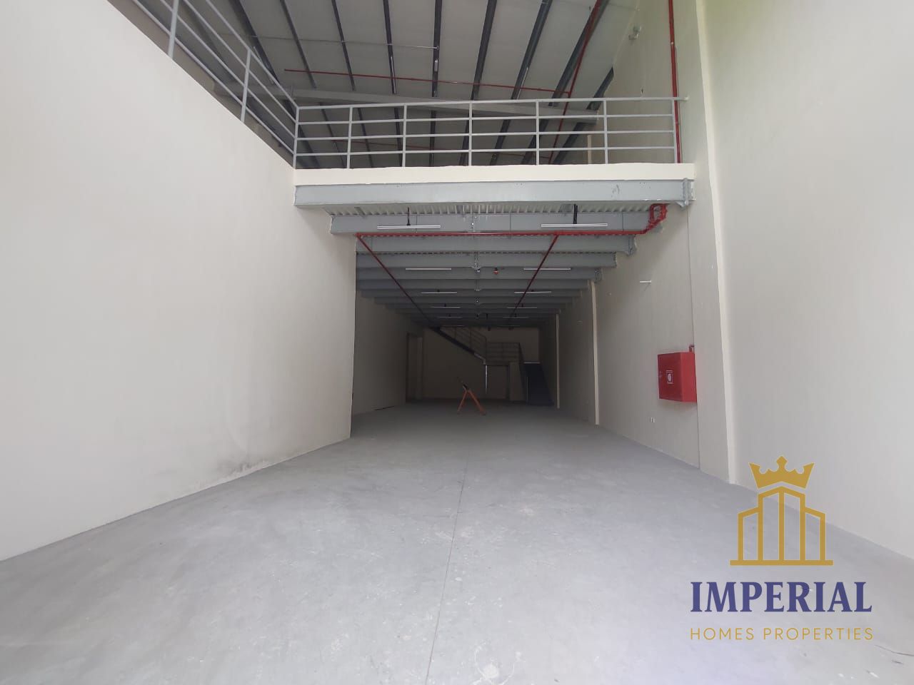 Warehouse for rent in Al Jurf Industrial Area, Ajman. Total area 3900 sq ft with mezzanine.