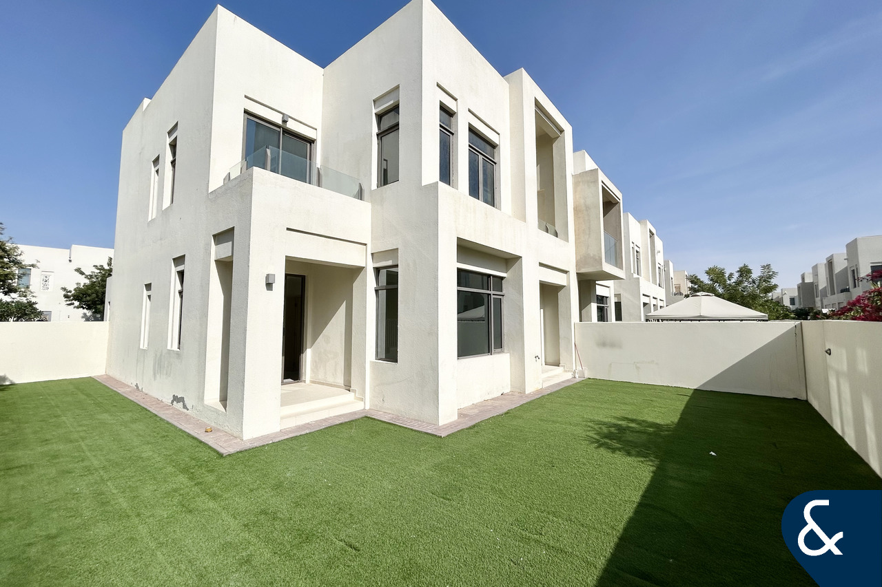 Vacant | End Unit | Close to Park