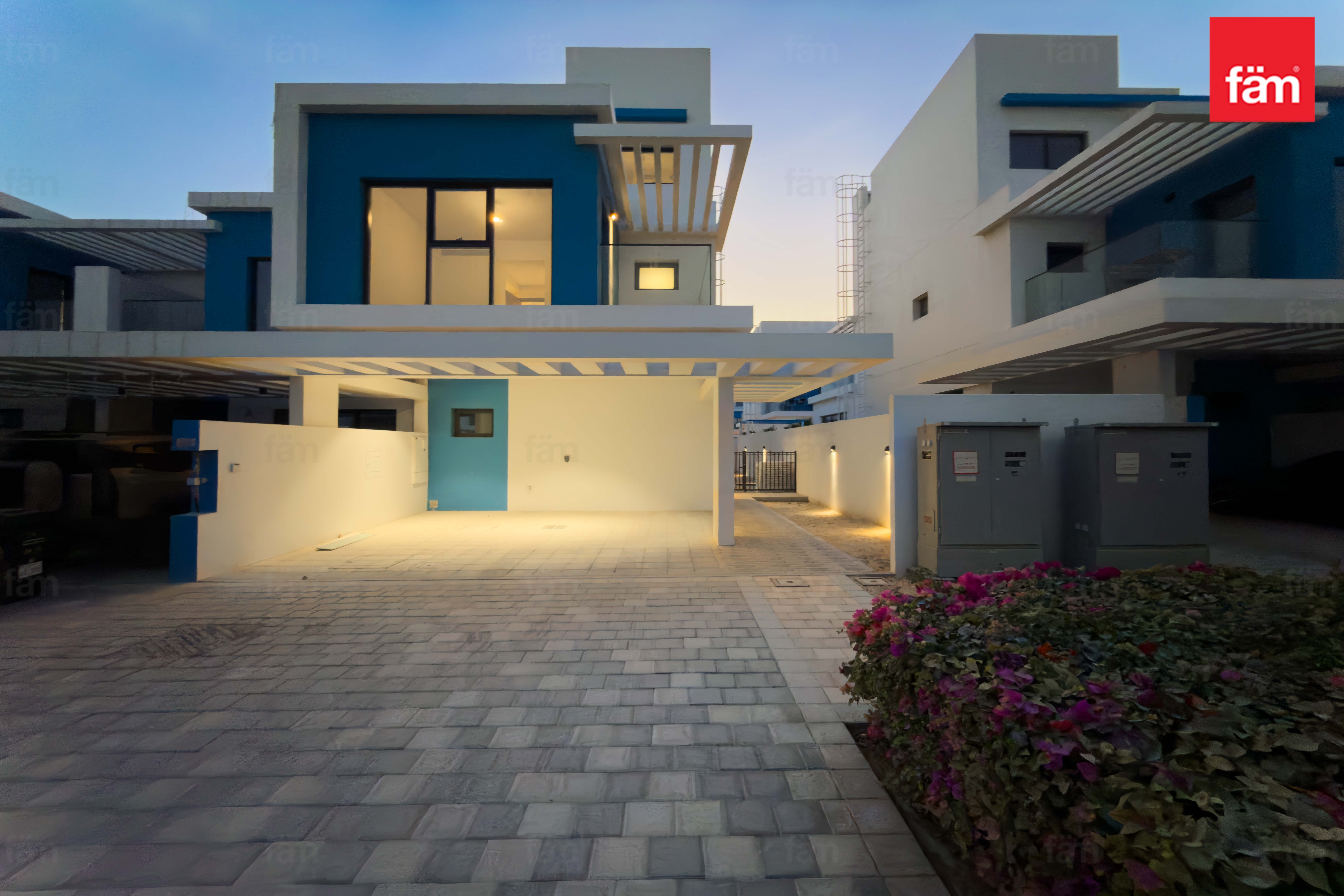 Spacious L Santorini Style L Corner Townhouse