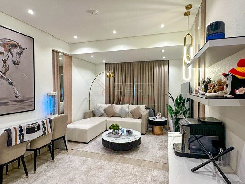 Skyline Views | Huge Terrace | Bright & Spacious