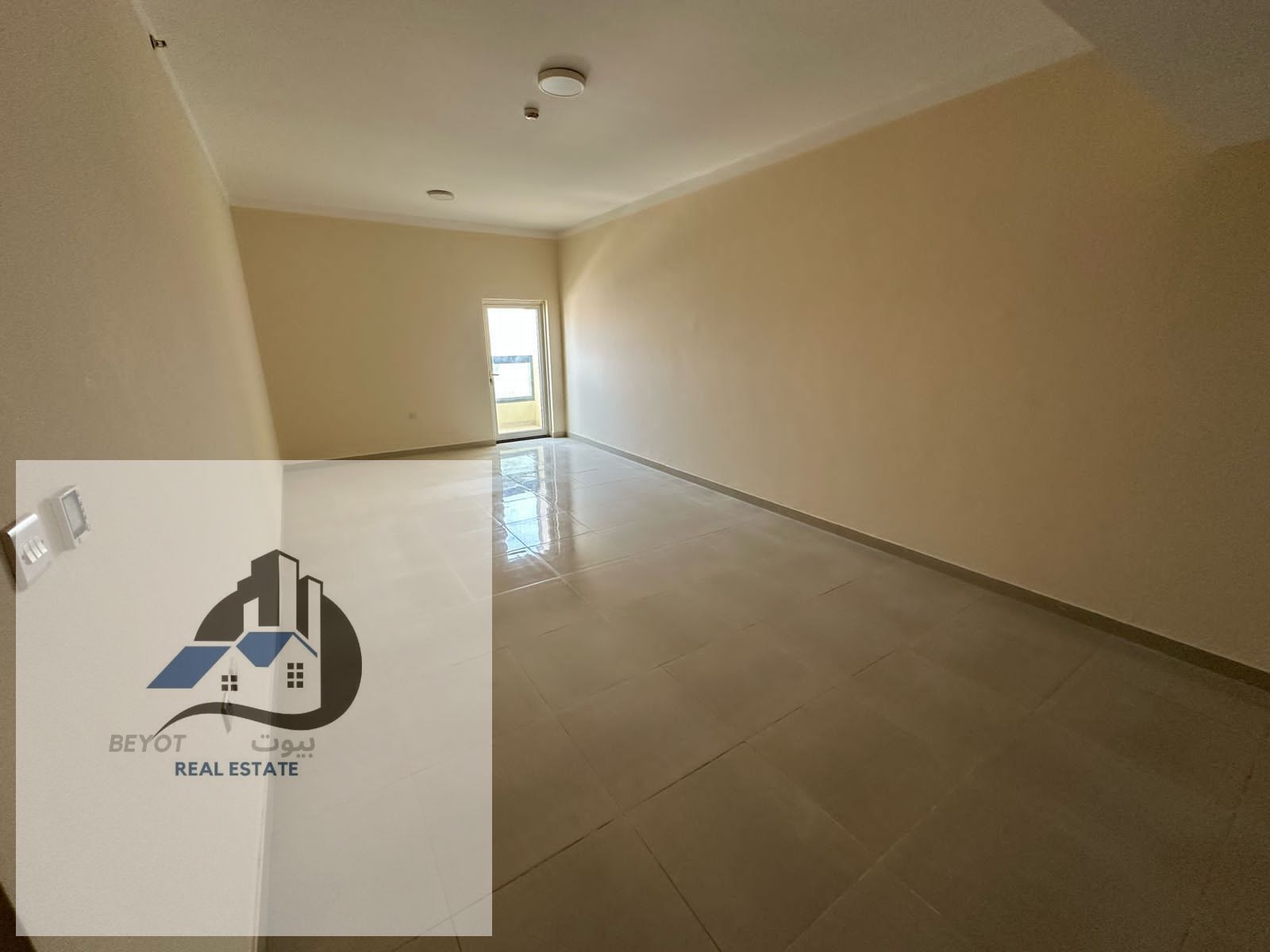 For Rent – Apartment in Ajman, Al Jurf 2 Apartment Details: Bedrooms: 3 bedrooms + semi-separated living room Maid Room: available Master Rooms: