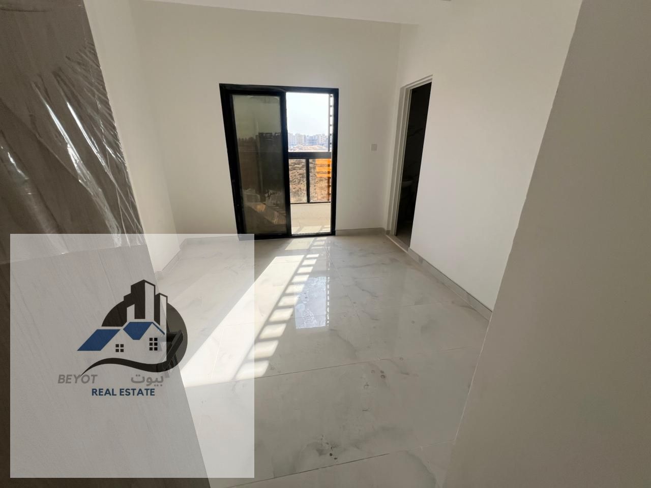 For Rent in Ajman – Al Aaliah Area Detailed Description: Spacious 1-bedroom apartment with a living room, perfect for first tenants. Master bedroo
