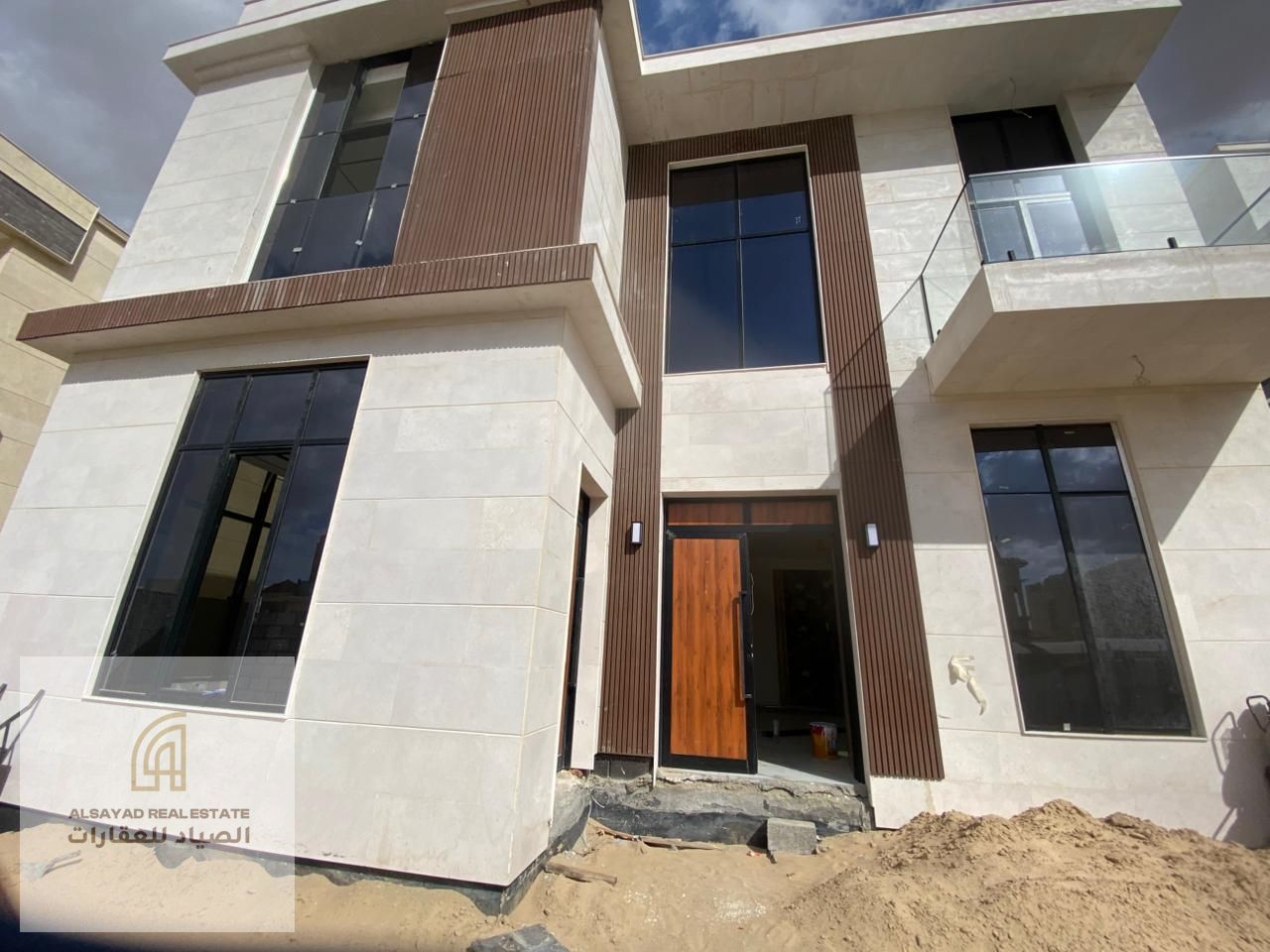For sale: Super deluxe villa in Hoshi, Sharjah, 5 master bedrooms, living room, separate majlis, main kitchen, maid and laundry rooms, 4,800 sq. ft bui