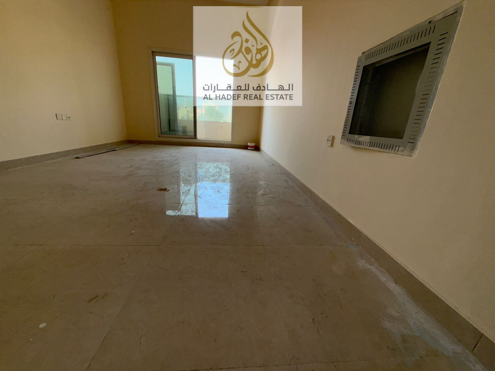 Two bedrooms, a living room, two bathrooms, and a balcony with an open view of the main street. Excellent location and spacious areas, close to the Du