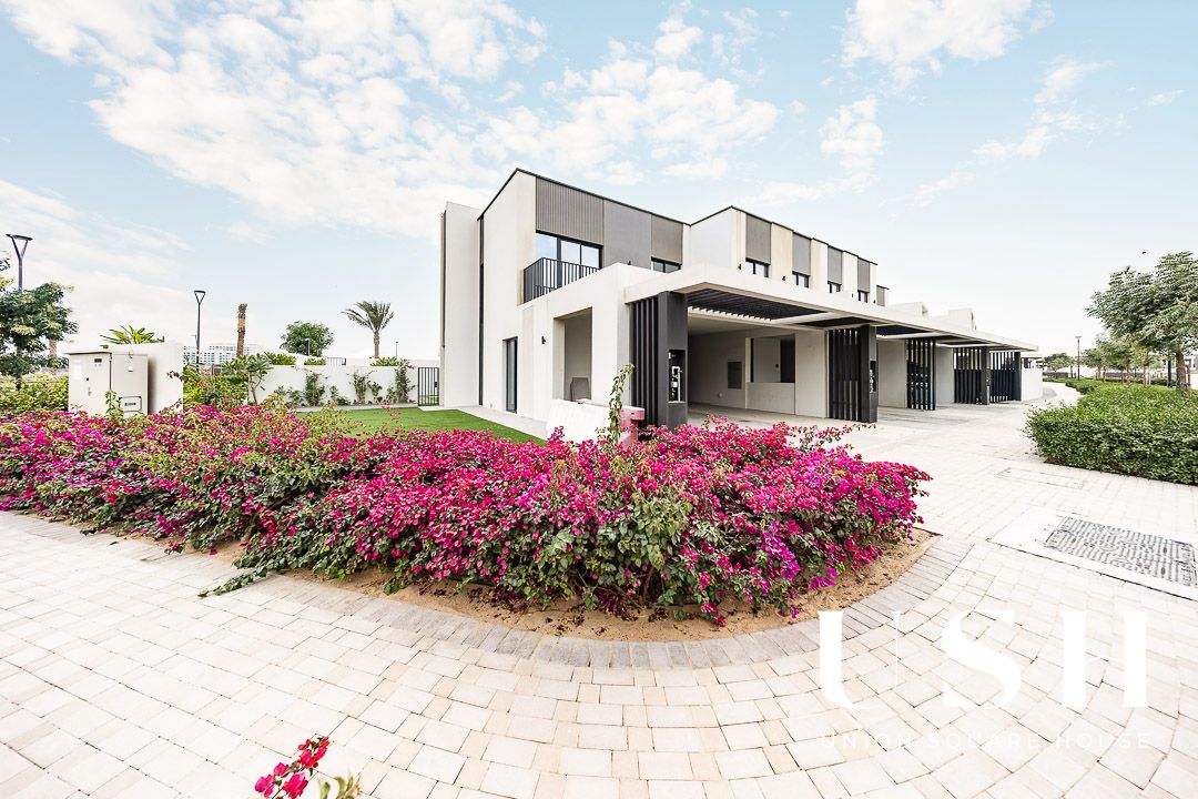 CORNER TH | Close to Amenities | Landscaped Garden
