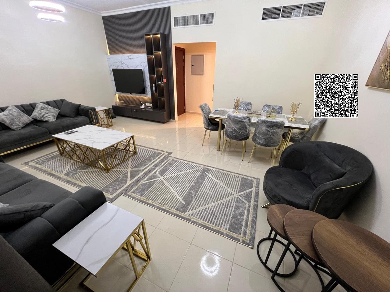 For sale: A distinctive apartment in Orient Towers, a wonderful two-bedroom apartment with a living room.
