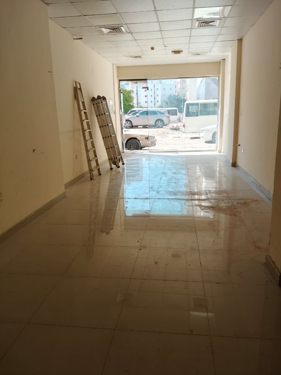 A distinctive commercial space in a prime location, suitable for all business activities.