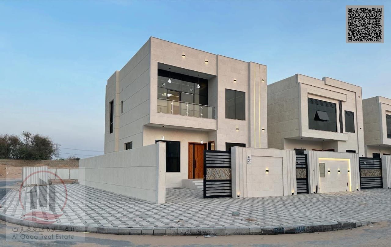 Villa for sale in Ajman, Al Helio area, including registration fees. It consists of 5 master bedrooms, a majlis, a living room, and a maid's room.