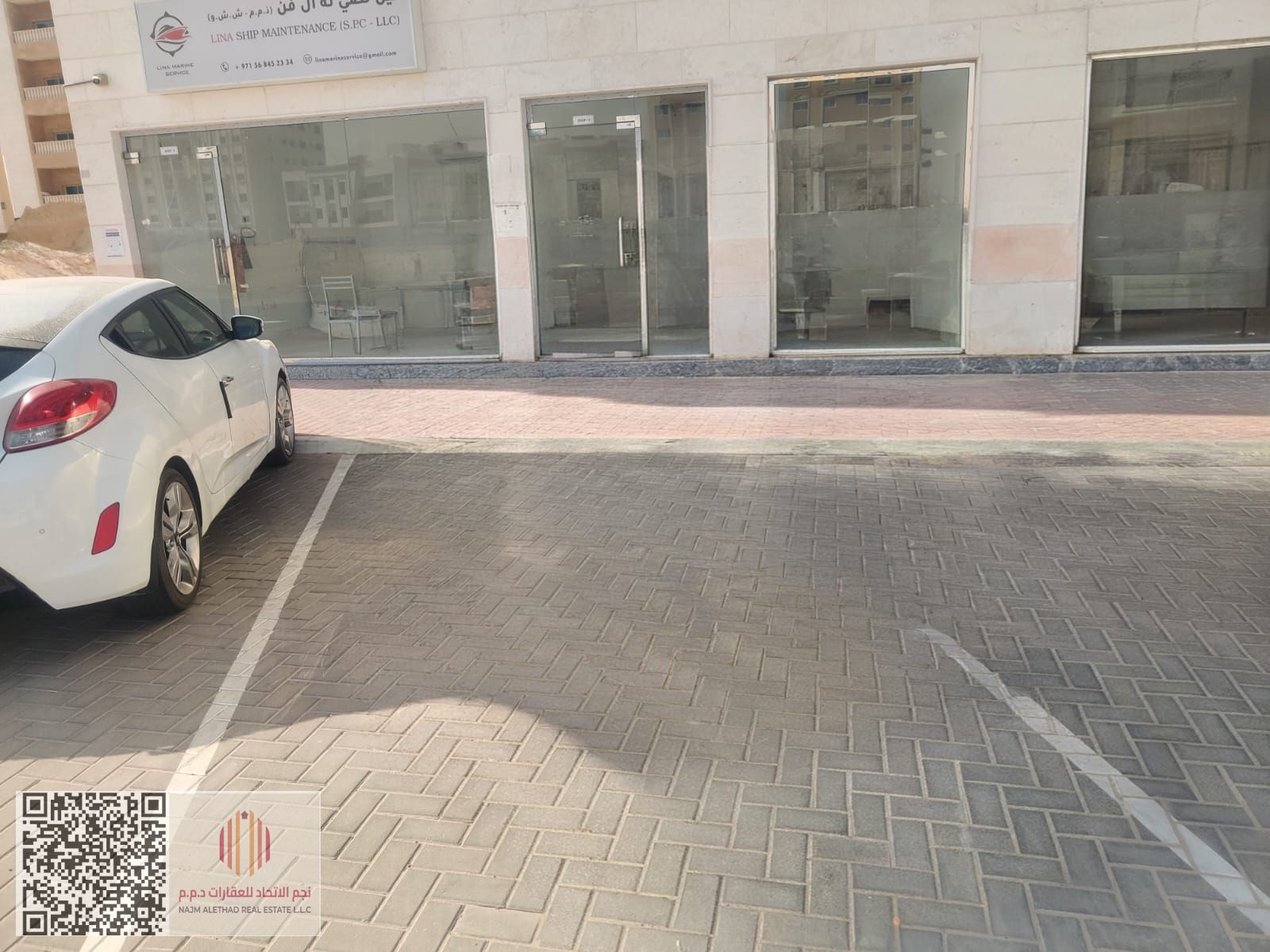 Commercial shop for annual rent in Ajman – Al Jurf Industrial Area 3, featuring a spacious layout with the possibility to construct a mezzanine. The s