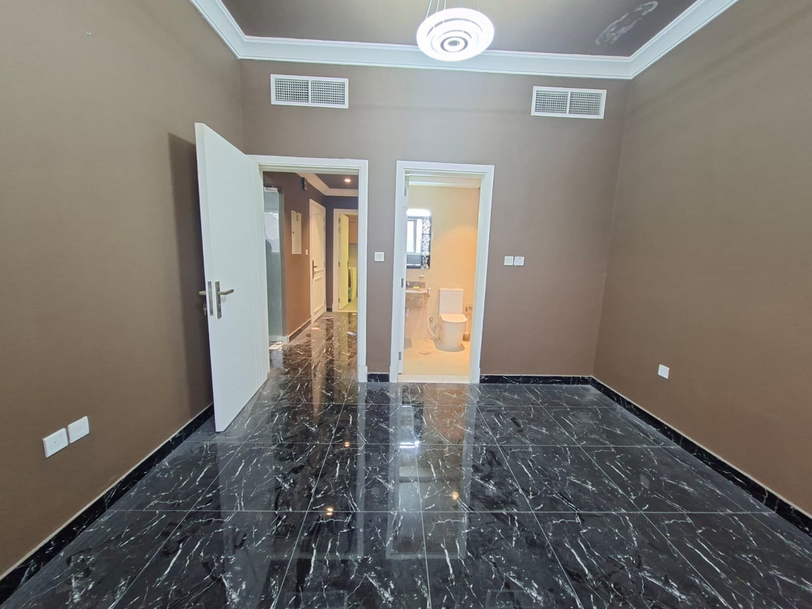 Lxury and Like Brand new apartment 1bhk 2wachroom 1mastr bad room prim location sharja Al jada out