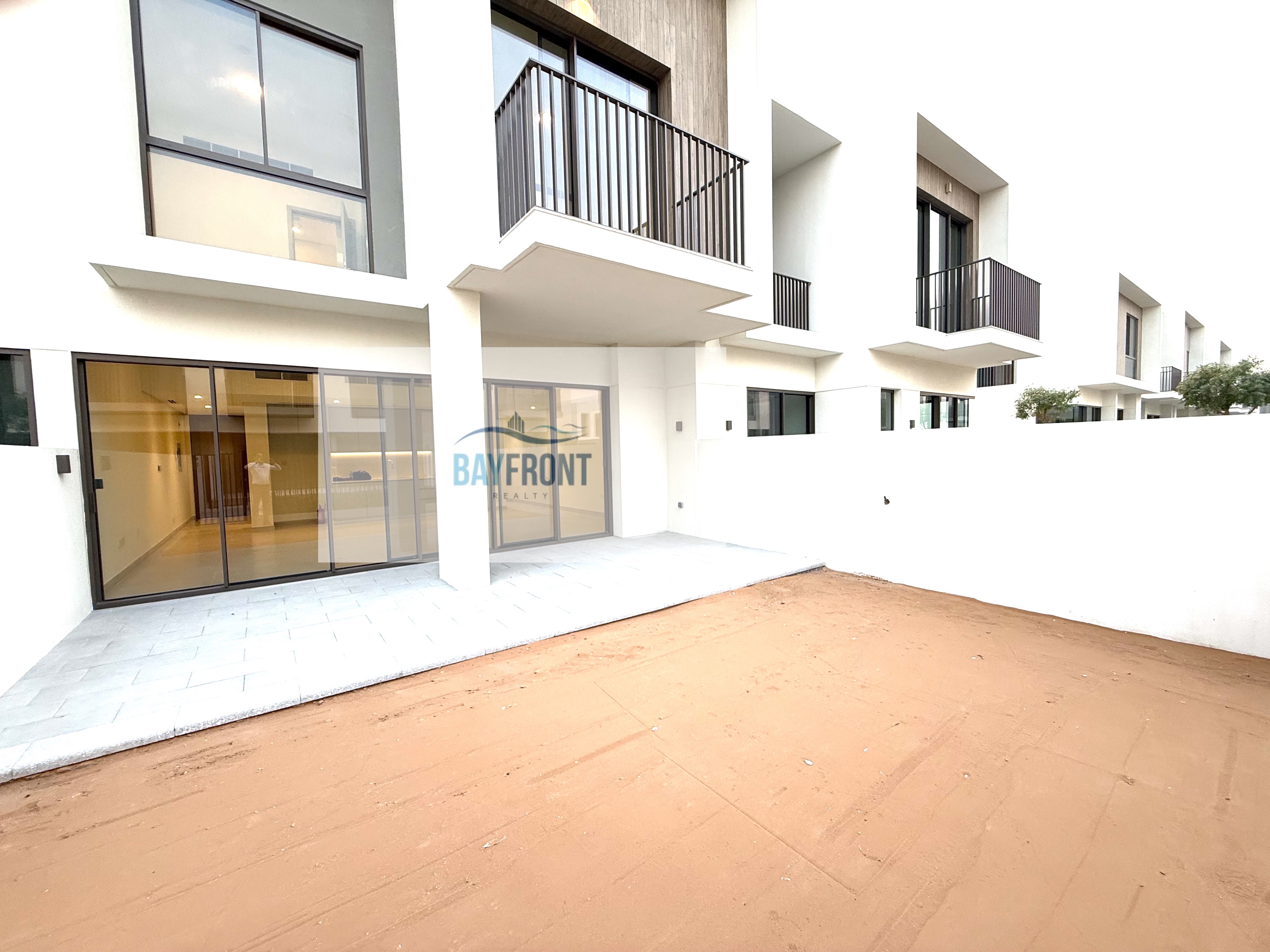 Brand New| Vacant| Central Kitchen| Ready| 2010 Sqft