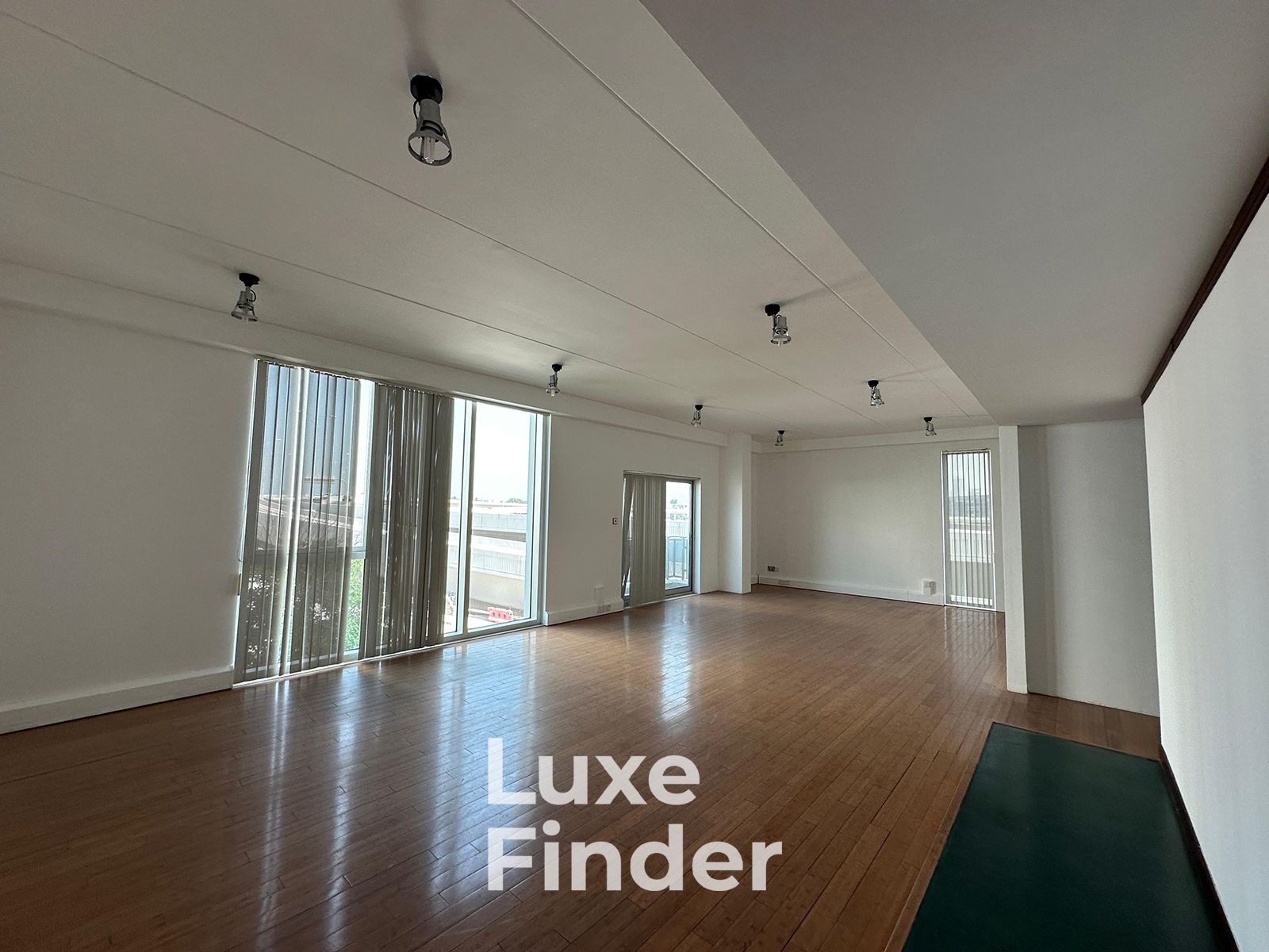 Vacant I Optional Layout I Premium Office Studio
