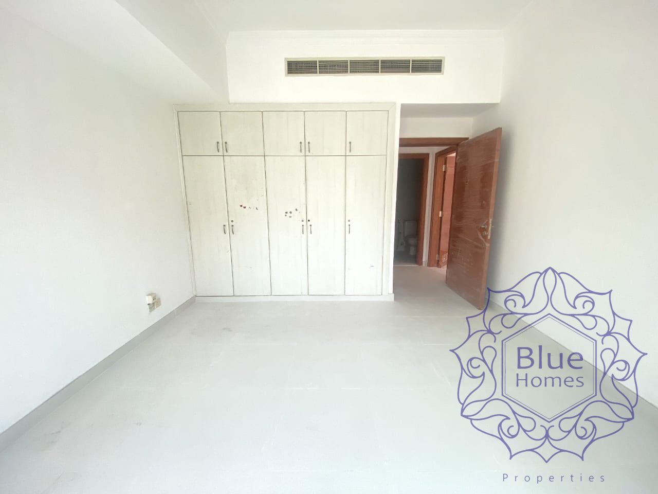 Spacious 2 BHK Very Close Metro And Garden Lavish Family Building