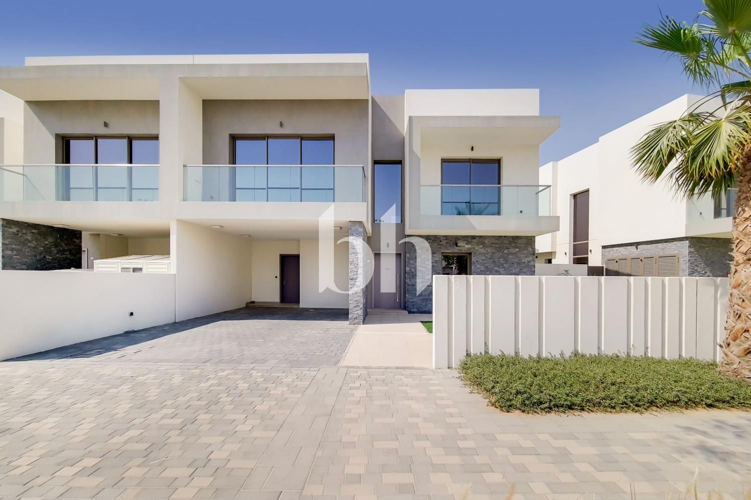 Single and Corner Row | 4X | Partial Golf View