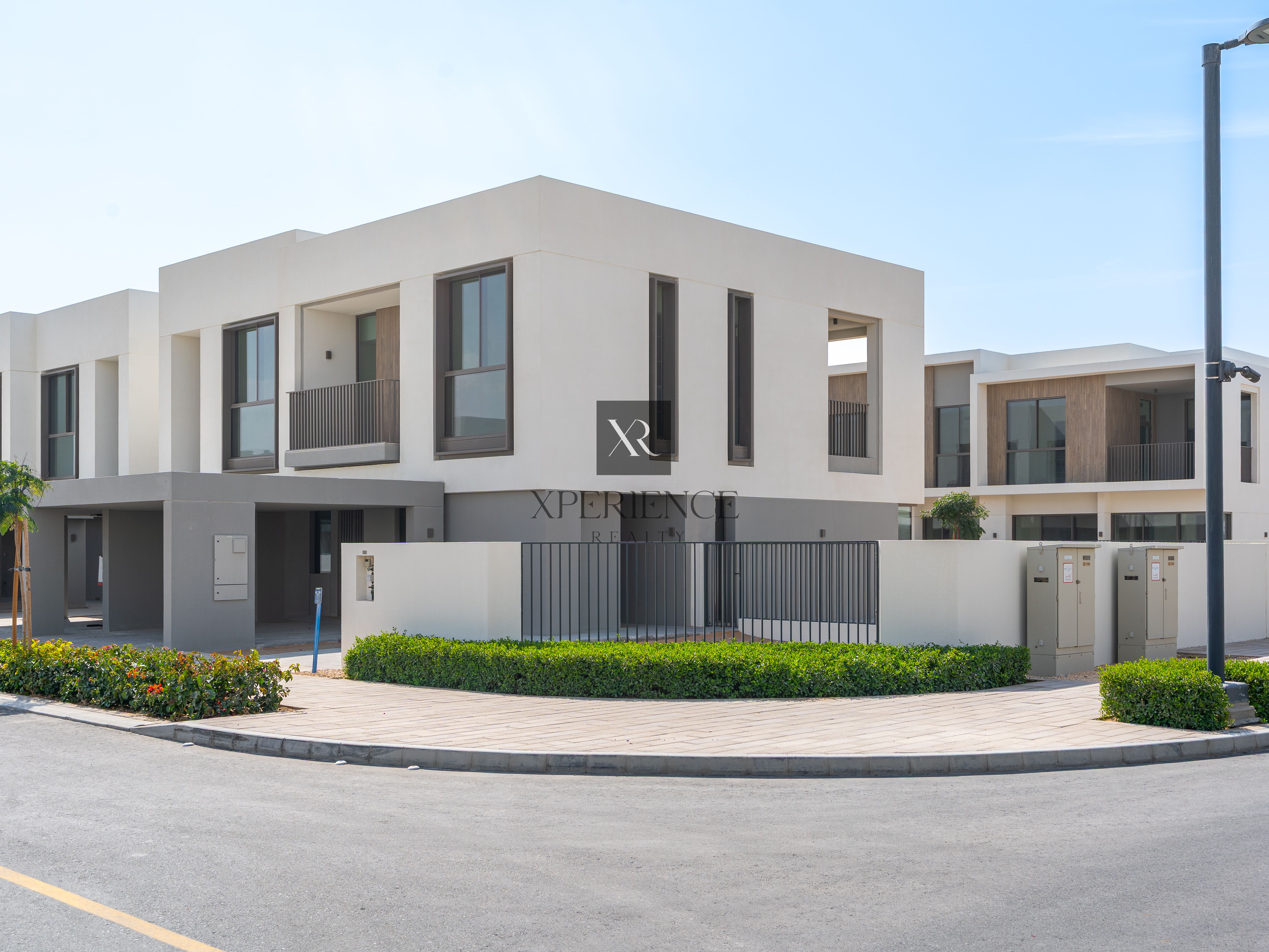 COMMUNITY EXPERT | CORNER UNIT | LARGE PlOT | RESALE