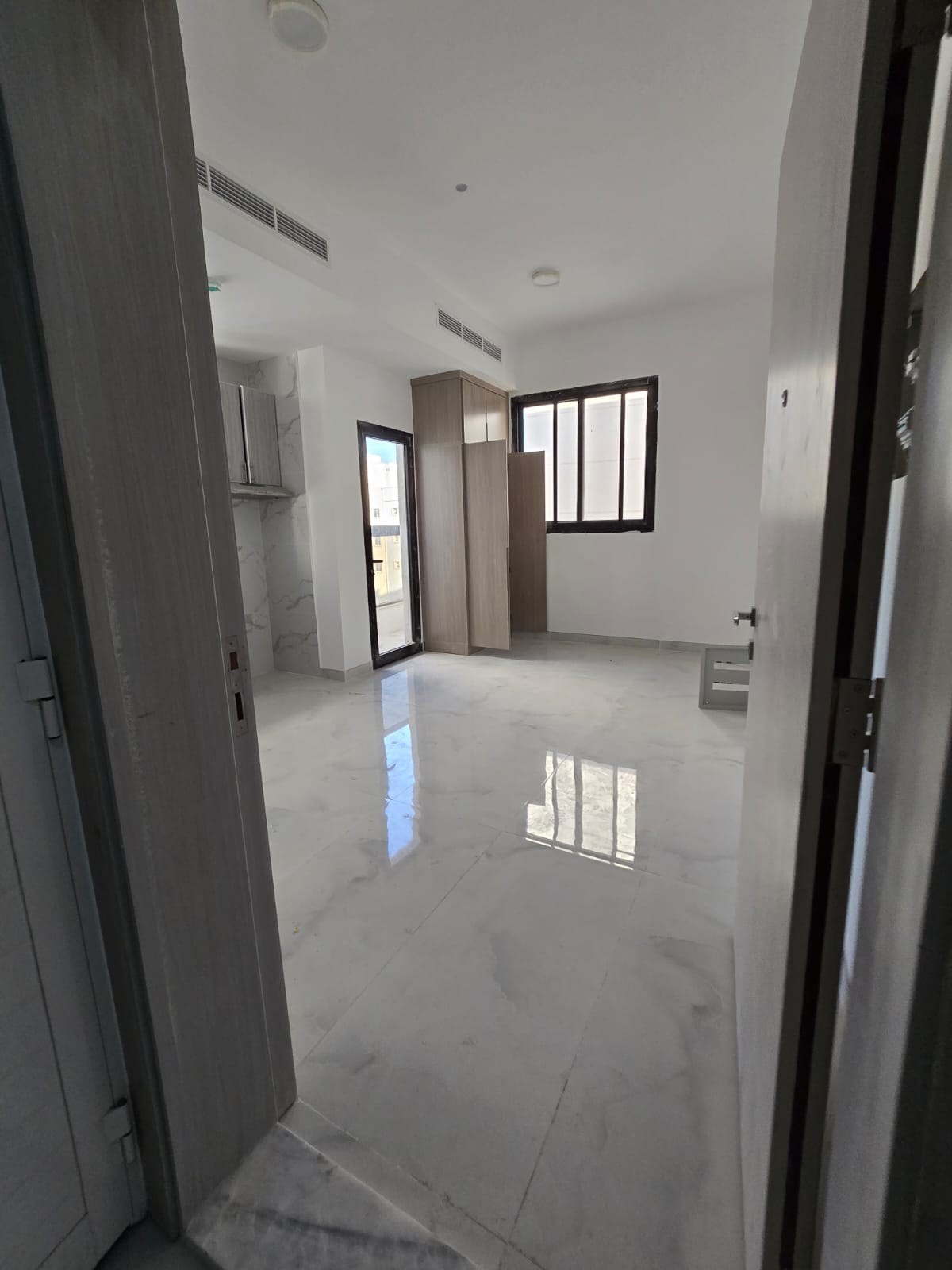 Brand new studio apartment, first occupancy, for annual rent in Al-Aliya – with balcony, central air conditioning, and built-in wardrobes.