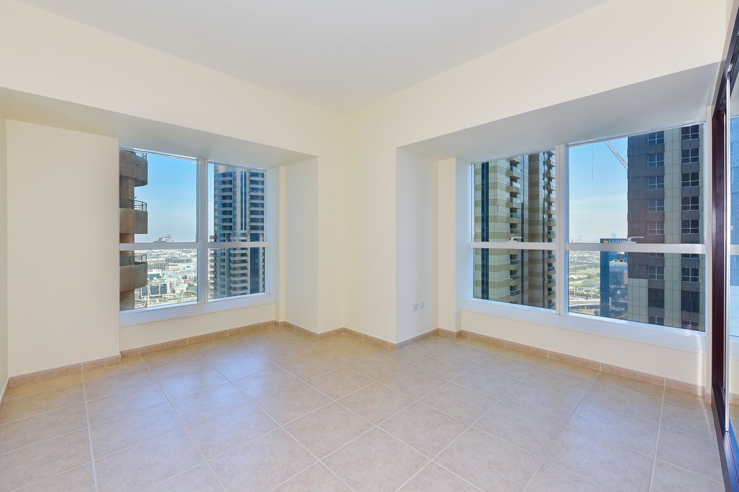 Spacious | Marina Living | Great Location