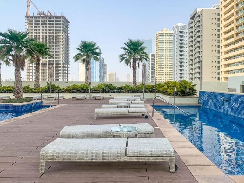 FULLY FURNISHED/MONTHLY AVAILABLE/SPACIOUS UNIT