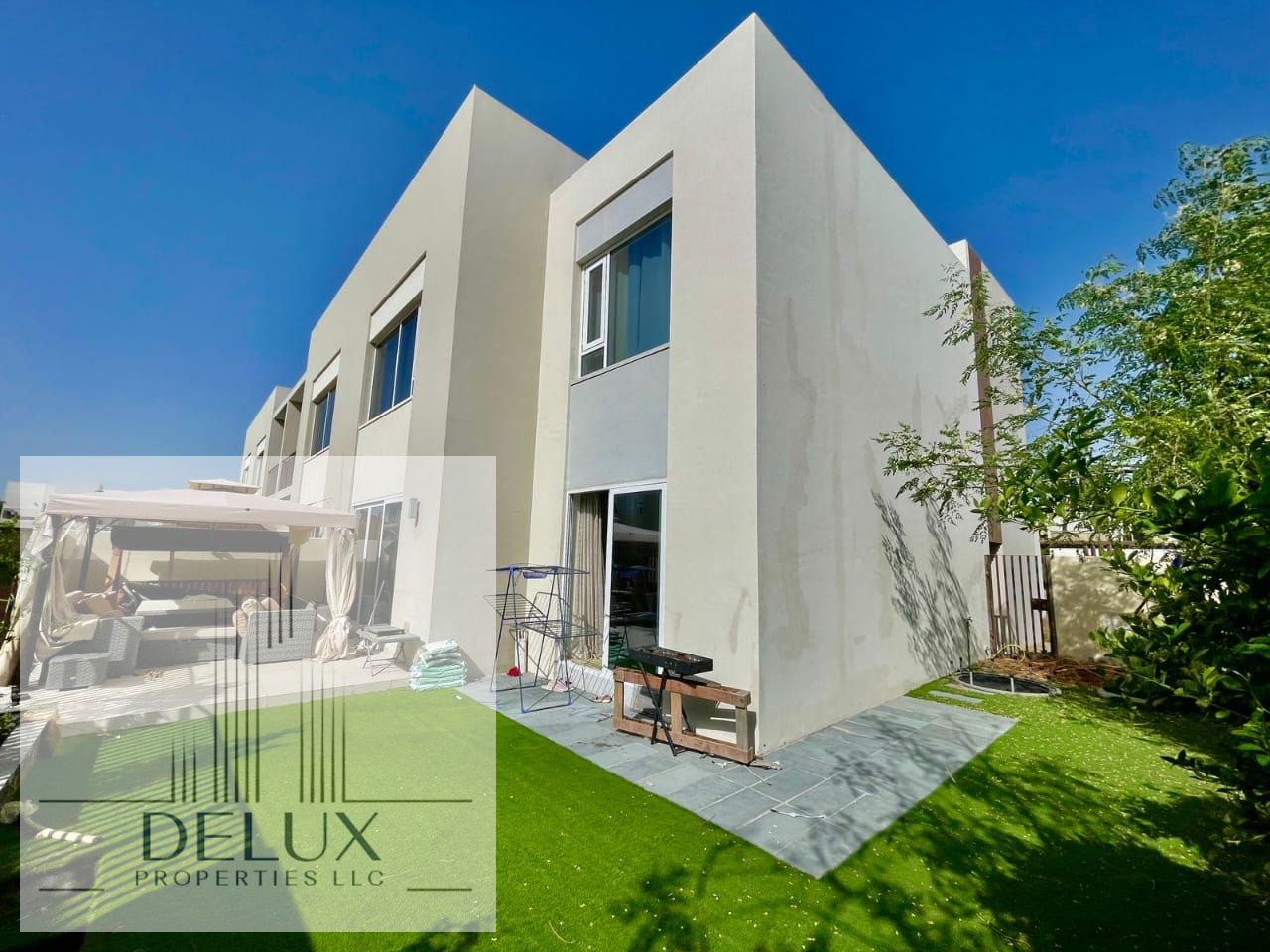 Spacious Upgraded 3Bedrooms with garden CORNER TOWNHOME