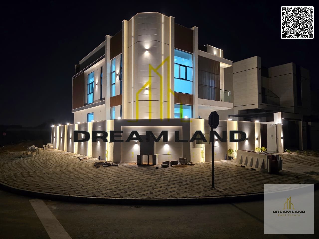 Luxury villa for sale in Al-Haliyo 2, modern design, 5 master bedrooms, two floors and a roof, price negotiable.