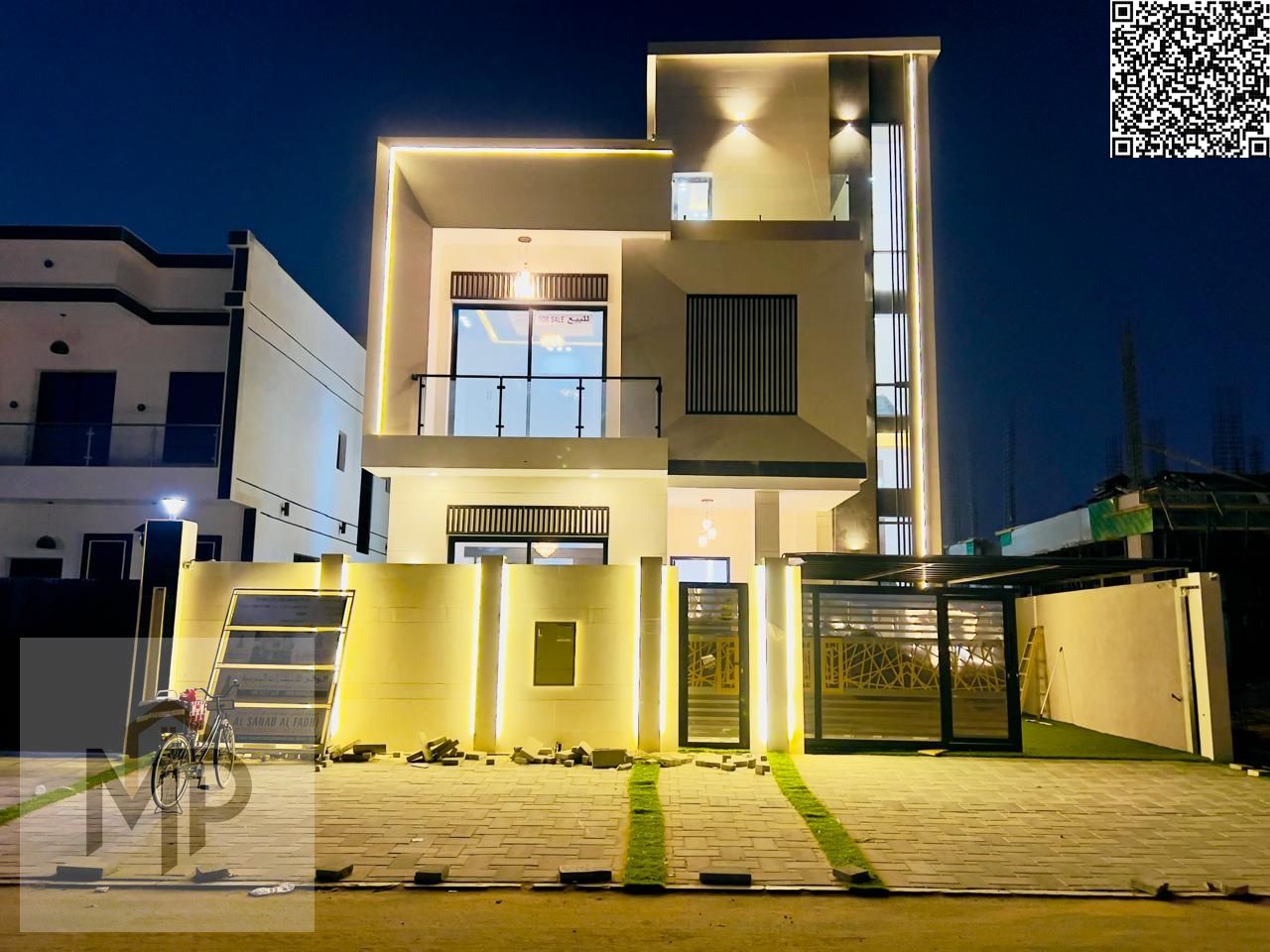 A fully equipped villa with a modern design, two floors and a roof, 6 master bedrooms, a majlis and a hall with a large roof, a unique opportunity for