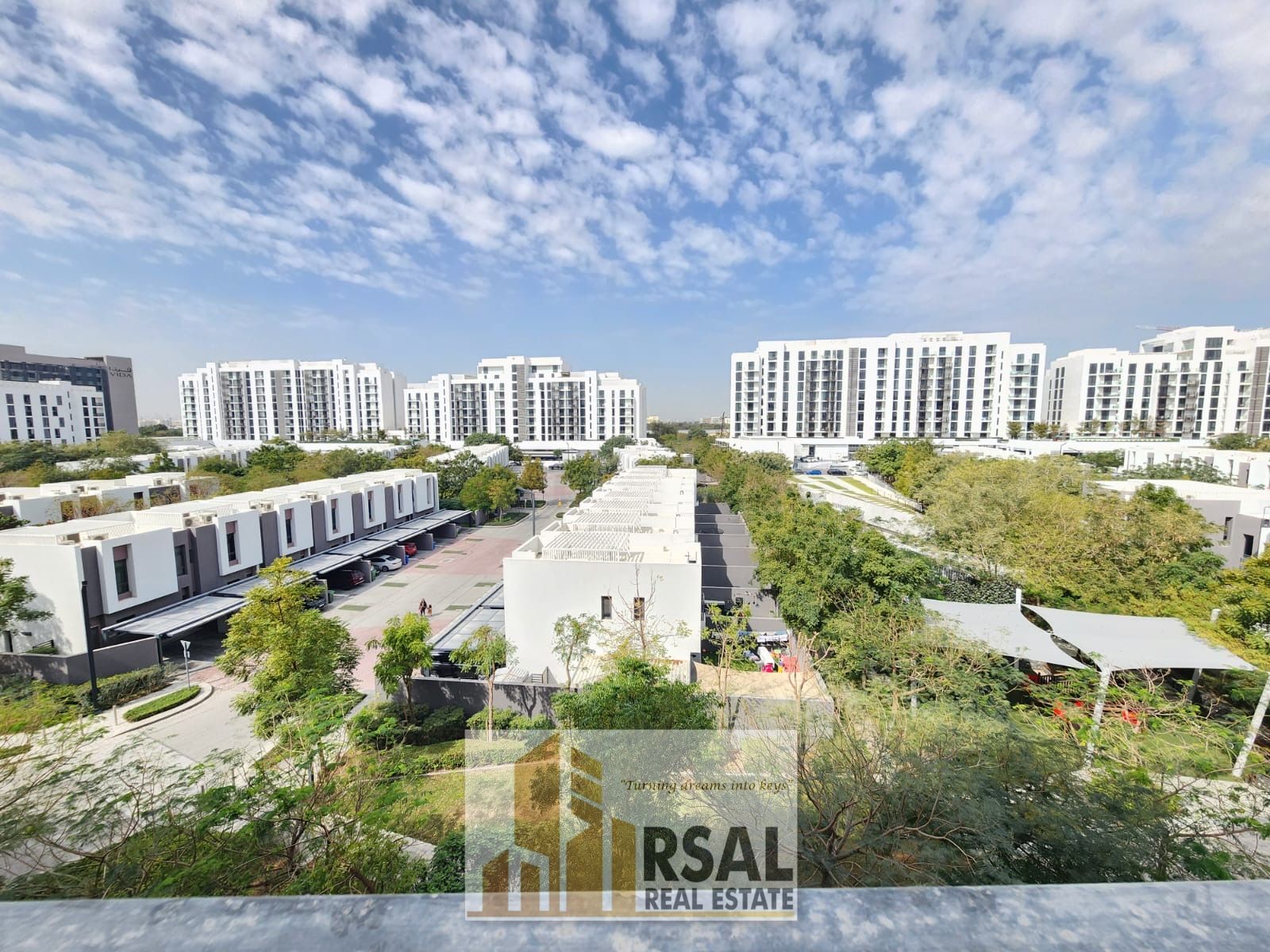 Luxurious spacious 1 bedroom apartment with close kitchen and balcony