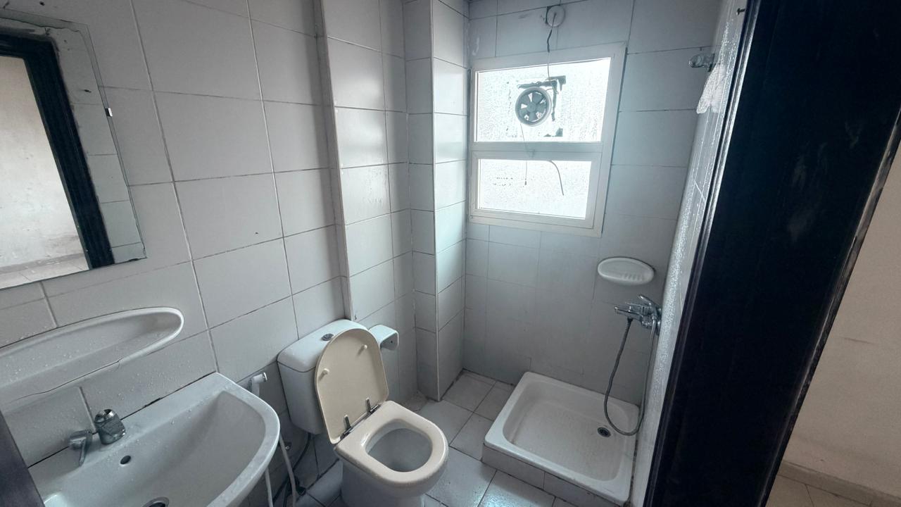 Al Nuaimi Studio, next to Afghan Kebab, is in a prime location close to all services and offers easy access to the Dubai-Sharjah highway.