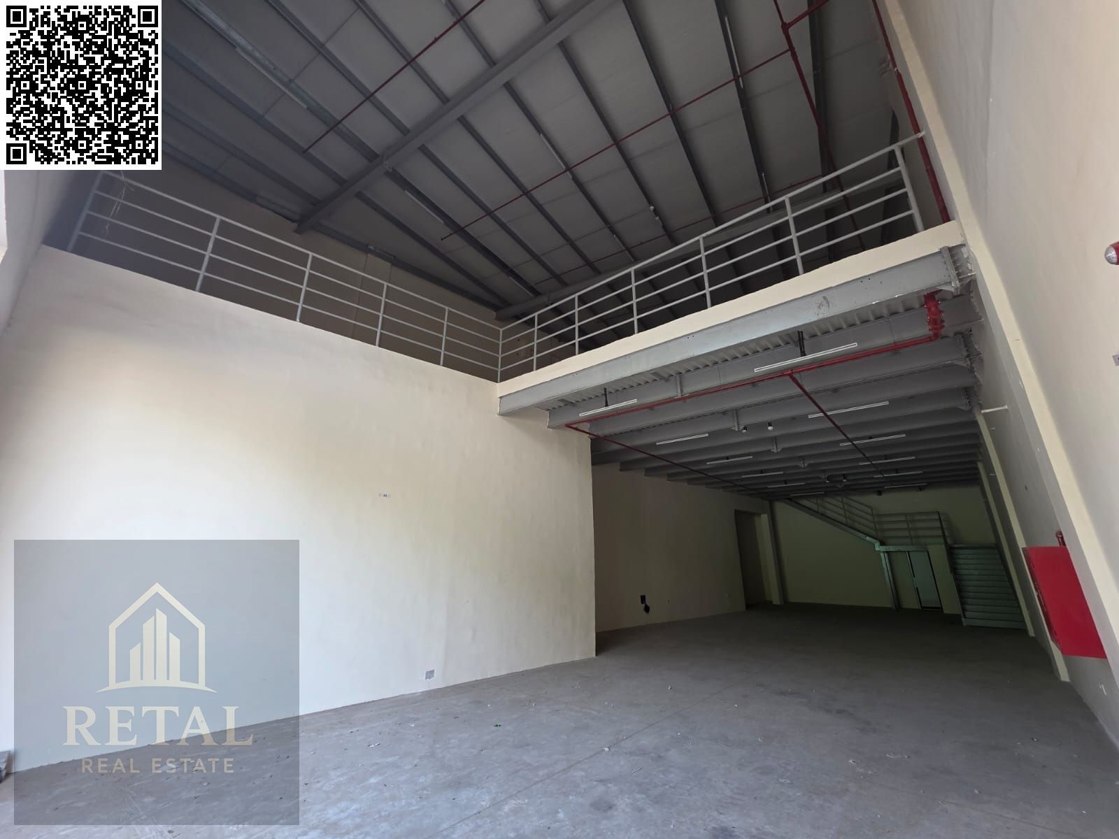 Warehouse on the main street, with a loading and hatching area in front, good rent.