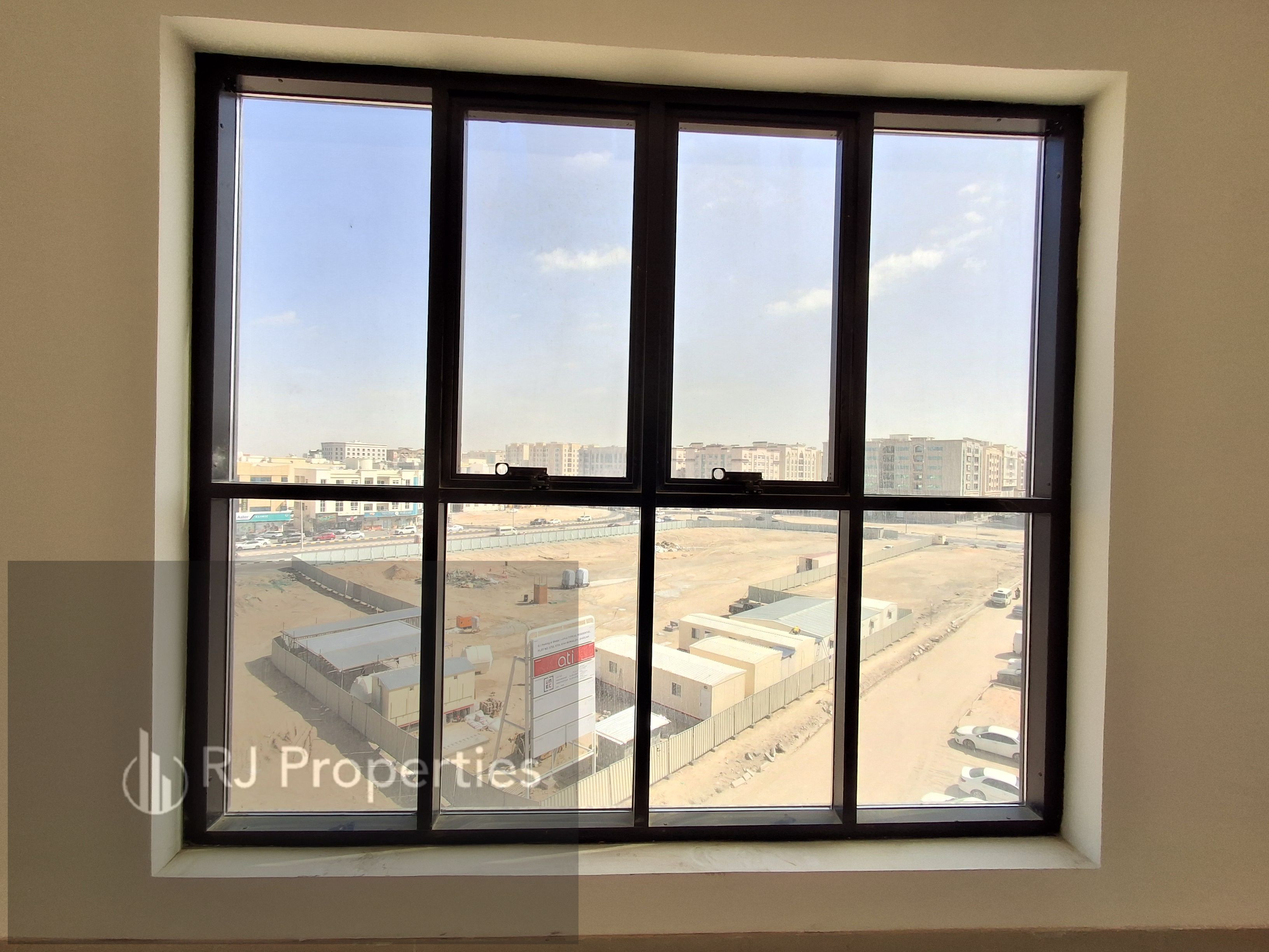 Brand new 1 BR apartment - spacious - bright - coverd parking - family building.