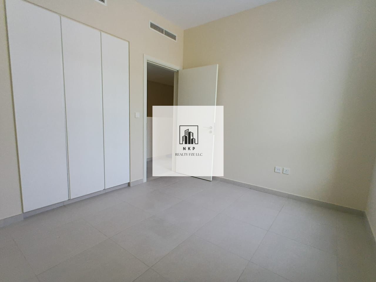 Specious luxury 3 bedroom townhouse for rent